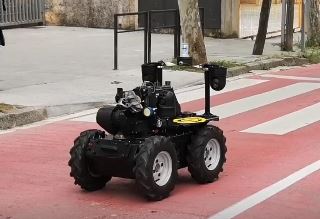 El robot policía Aquiles II patrulla por las calles de San Cugat del Valles