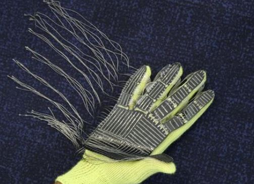 Unos guantes del MIT llamados STAG da sensibilidad a los robots.